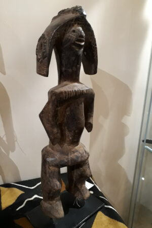 Figura Mumuye de madera